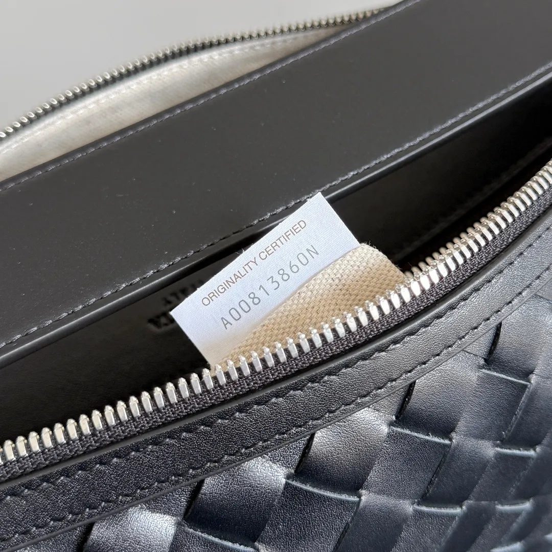 Batch 1920 🎁BOTTEGA VENETA new woven Tribeca handbag Double zipper design + super clear inner layering, sufficient capacity without clutter; small items can be stored in an orderly manner for daily commuting and short trips 🗂 Equipped with a comfortable wide shoulder strap, it can be worn on the shoulder, crossbody, or in the hand, and the carrying method is super flexible. Style number: 836016 Size: 30.5*20*9cm Color: black